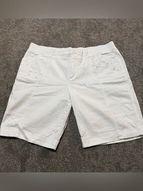 Gloria Vanderbilt white shorts with sparkle gems on pockets size 16 great shape